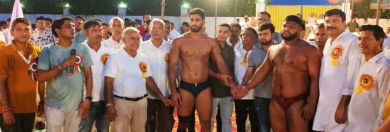 खेड़ी कलां गांव में आयोजित विशाल दंगल में पहलवानों ने अपना दमखम दिखाया
