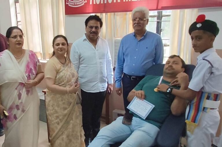 अशोक मेमोरियल पब्लिक स्कूल में नि:शुल्क स्वास्थ्य जाँच शिविर व रक्तदान शिविर का आयोजन