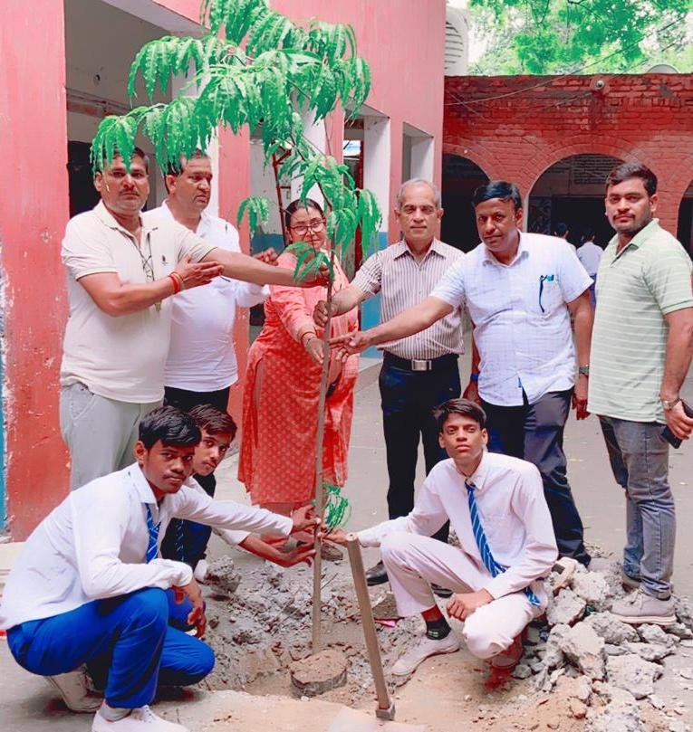 पौधा मां के नाम  –  जूनियर रेडक्रॉस और ब्रिगेड ने सराय ख्वाजा विद्यालय में पौधे रोपे