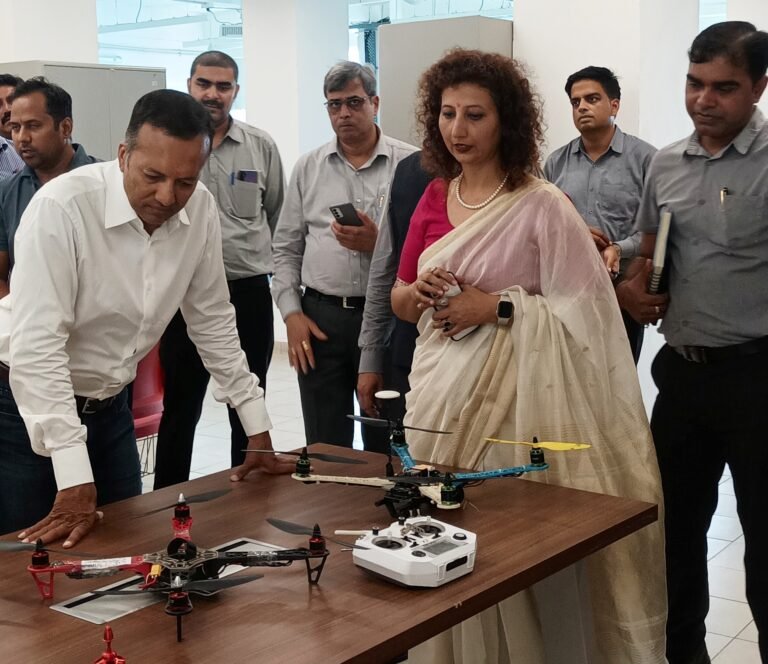 विश्वकर्मा कौशल विश्वविद्यालय के सेंटर ऑफ एक्सीलेंस का अवलोकन किया, मशीनों के बीच जाकर सांसद नवीन जिंदल पेशेवर उद्योगपति के रूप में नज़र आए