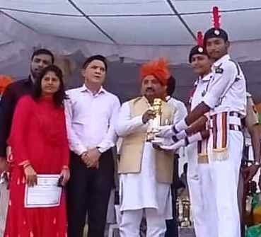 स्वतंत्रता दिवस के उपलक्ष में खंड स्तरीय कार्यक्रम का आयोजन दशहरा ग्राउंड बल्लबगढ़ में किया गया