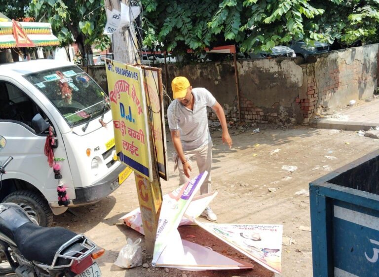 जिला निर्वाचन अधिकारी विक्रम सिंह के निर्देशन में जिला में विभिन्न स्थानों से प्रचार सामग्री निरंतर हटवाई जा रही