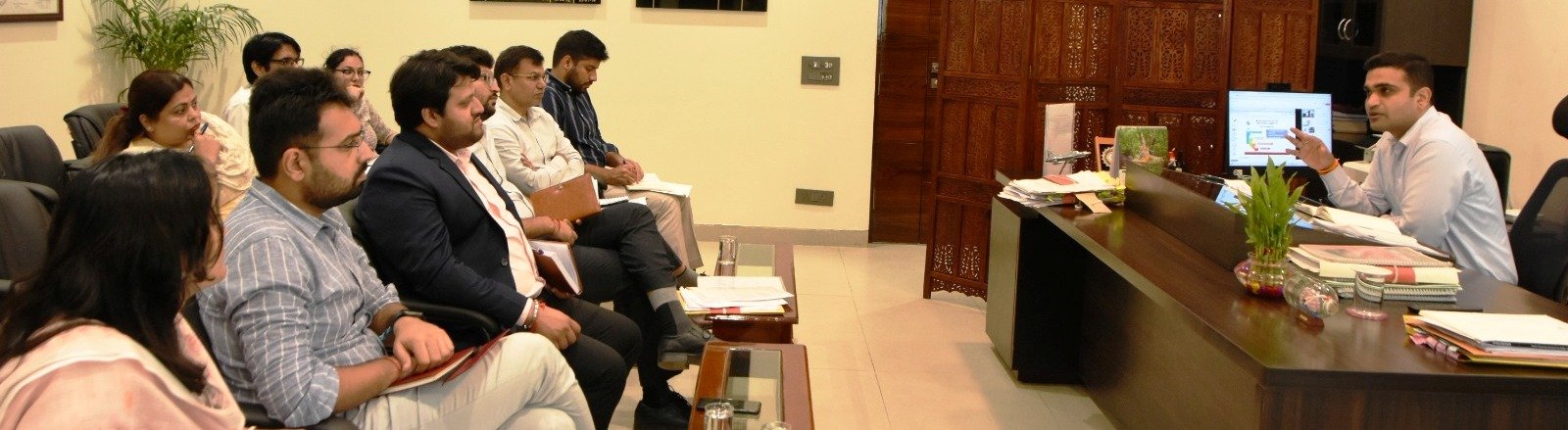 शांतिपूर्ण चुनाव कराने में सभी अधिकारी निभाए अपना पूर्ण दायित्व : जिला निर्वाचन अधिकारी विक्रम सिंह