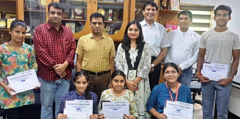 अग्रवाल कॉलेज के विद्नेयार्थियों ने जीते पुरस्कार