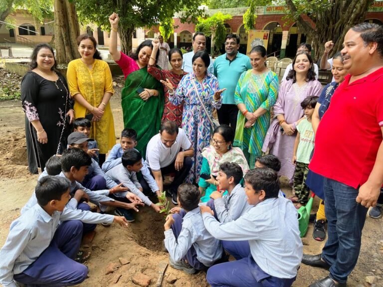 निवर्तमान उपमहापौर मनमोहन गर्ग ने बच्चों को समझाया वृक्षों का महत्व