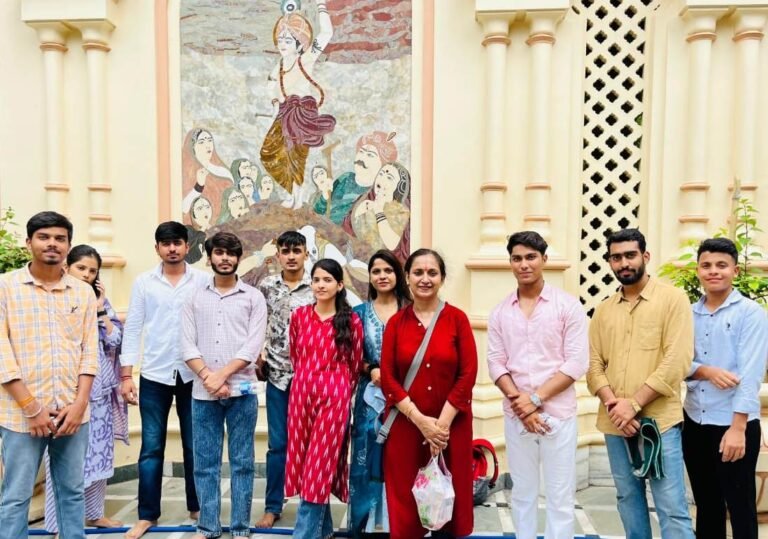 डीएवी शताब्दी कॉलेज फरीदाबाद के आध्यात्मिक क्लब ने जन्माष्टमी सप्ताह के लिए वृंदावन यात्रा का आयोजन किया