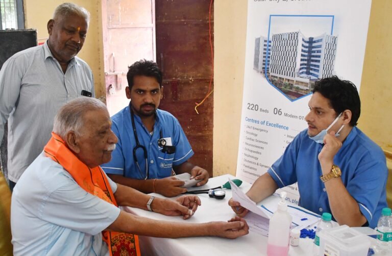 फ्री हेल्थ चेकअप कैंप में दिये गये बिमारियों से बचने के टिप्स