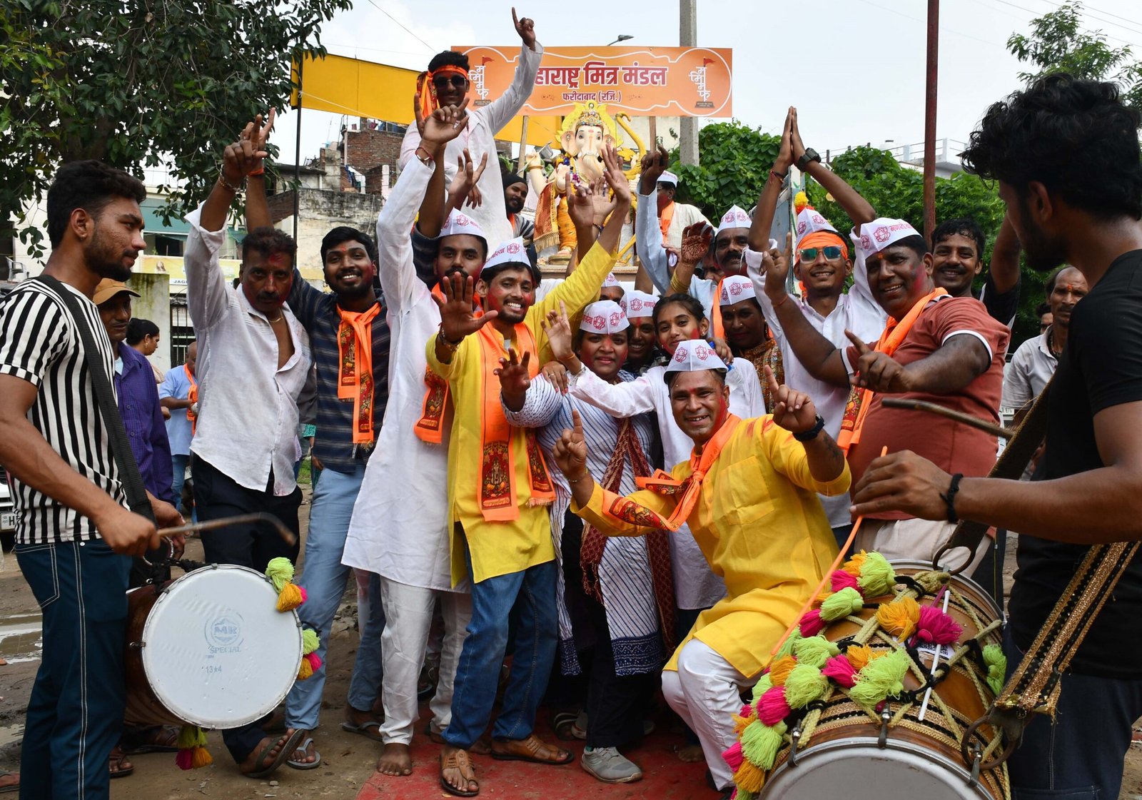 नम आँखों से दी बाप्पा को विदाई और कहा अगले बरस तू जल्दी आ