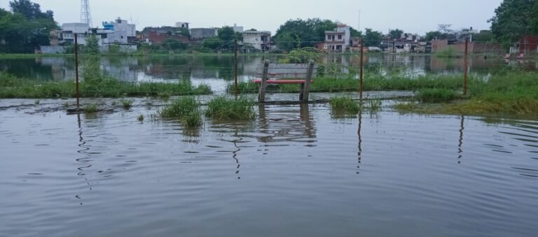 अमृत सरोवर का पानी ओवर फ्लो के कारण सडक़ और गांव की गलियों में जमा हो गया