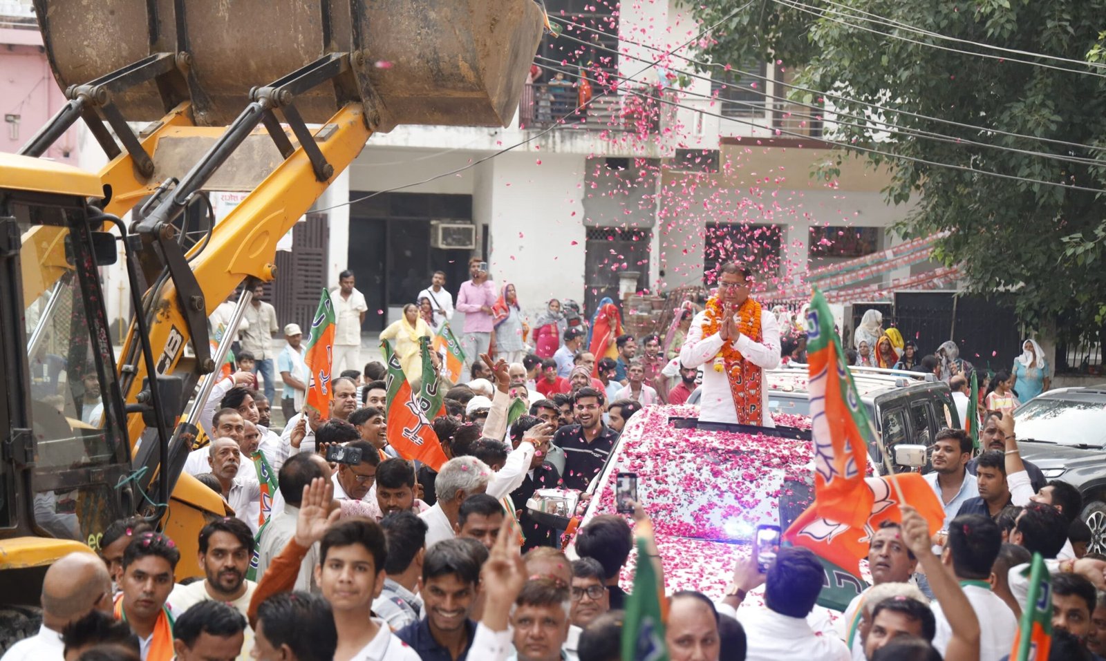 भतौला गांव में  तिगांव के भाजपा प्रत्याशी राजेश नागर पर फूलों की बारिश  