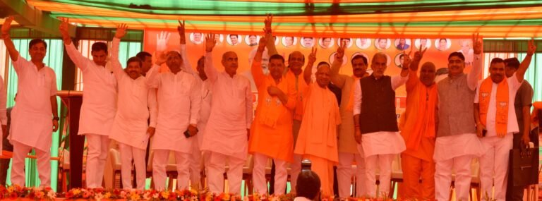 कांग्रेस समस्या का नाम है और देश में जितनी भी समस्याएं हैं सब कांग्रेस की देन है : योगी आदित्यनाथ