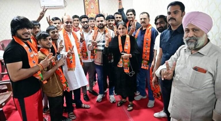 बडखल से  भाजपा प्रत्याशी धनेश अदलक्खा के नेतृत्व में दर्जनों युवाओं ने थामा भाजपा का दामन