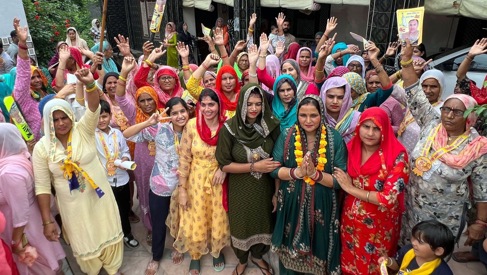 गीता डागर ने जनसंपर्क कर मांगे अपने पति दीपक डागर के लिए वोट