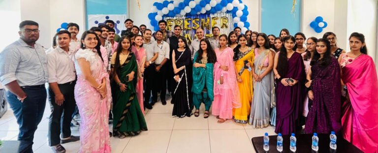 श्री विश्वकर्मा कौशल विश्वविद्यालय के शिवम मिस्टर तो ज्योति बनी मिस फ्रेशर