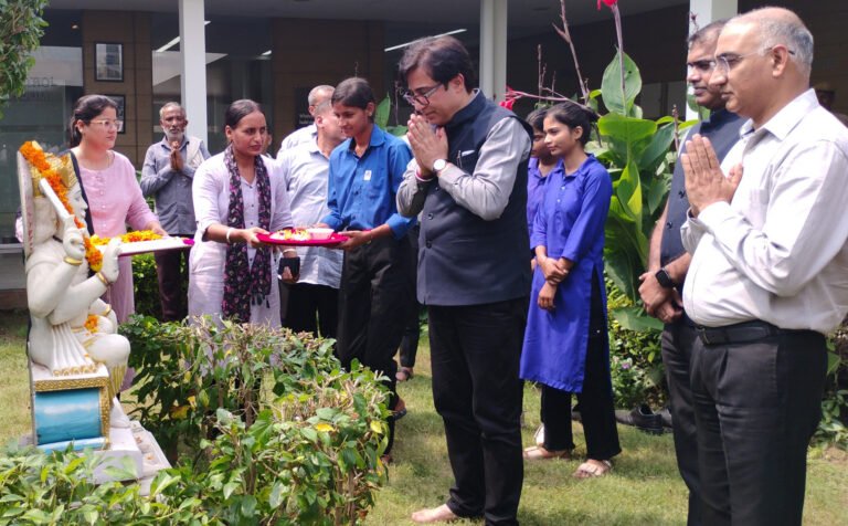 भगवान श्री विश्वकर्मा जयंती के उपलक्ष्य में श्री विश्वकर्मा कौशल विश्वविद्यालय में हुआ पूजन