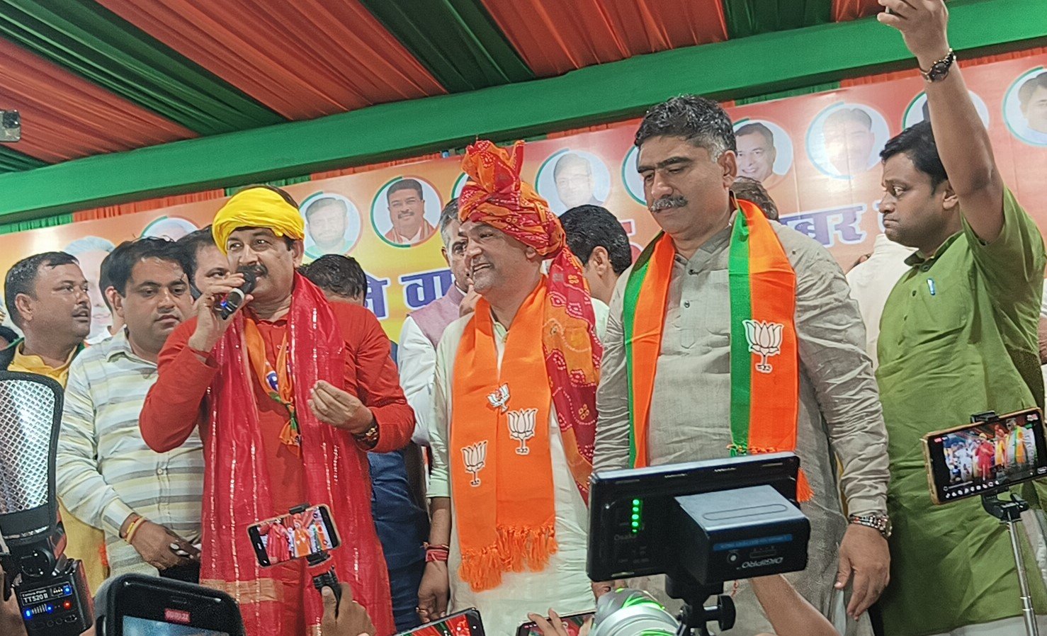 भाजपा प्रत्याशी सतीश फागना के चुनाव प्रचार में पहुंचे सांसद मनोज तिवारी, भीड़ ने सभी रिकार्ड तोड़े