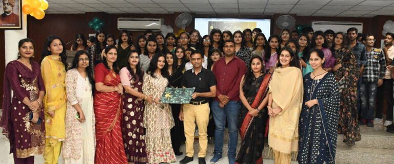 विकास मिस्टर फ्रेशर और नेहा मिस फ्रेशर चुनी गई