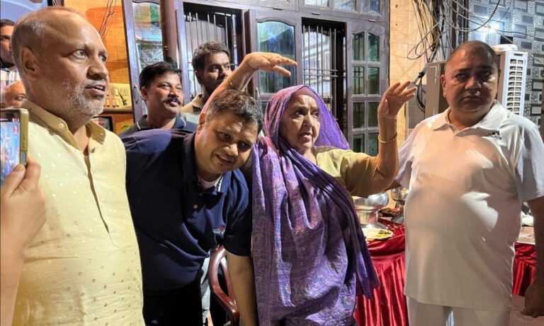 विधायक नीरज शर्मा ने टिकट घोषित होते ही गिरिराज महाराज के दर पर माथा टेका   और बाबा की समाधि पर जाकर लिया आशीर्वाद 