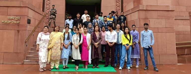 शताब्दी महाविद्यालय में छात्रों ने की संसद भवन की शैक्षणिक यात्रा