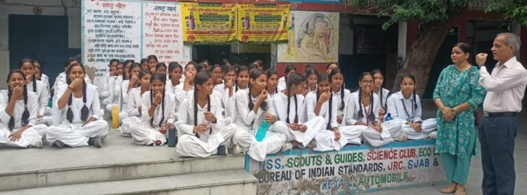 बच्चों को खिलाई पेट के कृमि खत्म करने के लिए एलबेंडाजोल टैबलेट्स