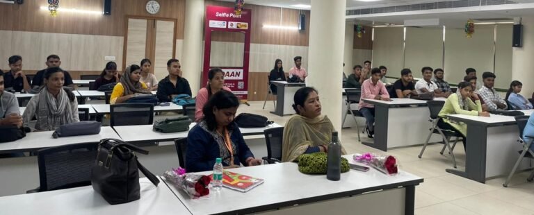 शताब्दी महाविद्यालय के छात्रों का पीएनबी स्टाफ ट्रेनिंग सेंटर का दौरा