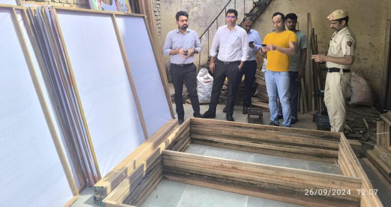 बैनर, होर्डिंग, पंफलेट, हैंडबिल व पोस्टर आदि पर मुद्रक व प्रकाशक के नाम छापना अनिवार्य : जिलाधीश