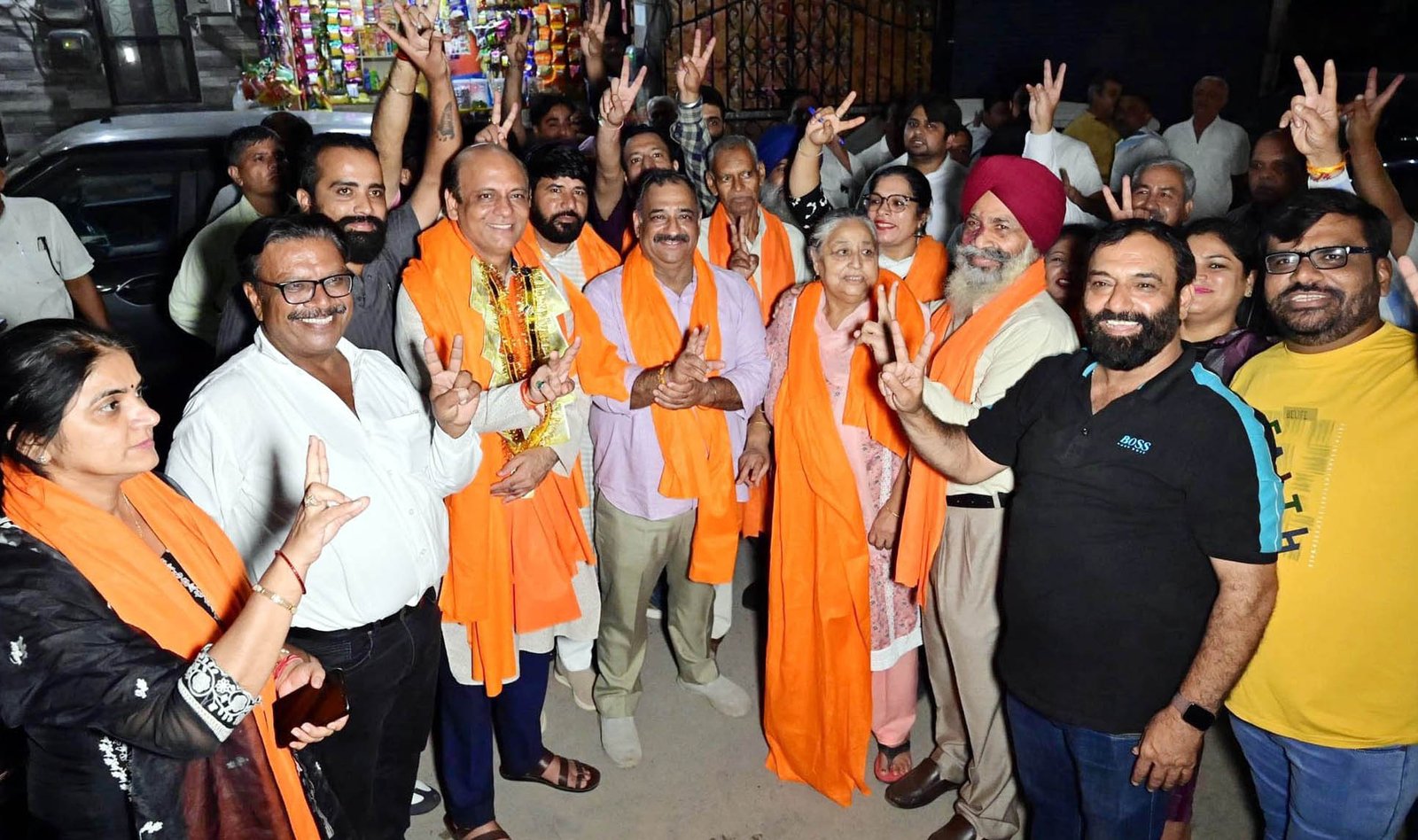 भाजपा प्रत्याशी ने दो नंबर ई ब्लाक में जनसंपर्क कर लोगों से मांगा समर्थन