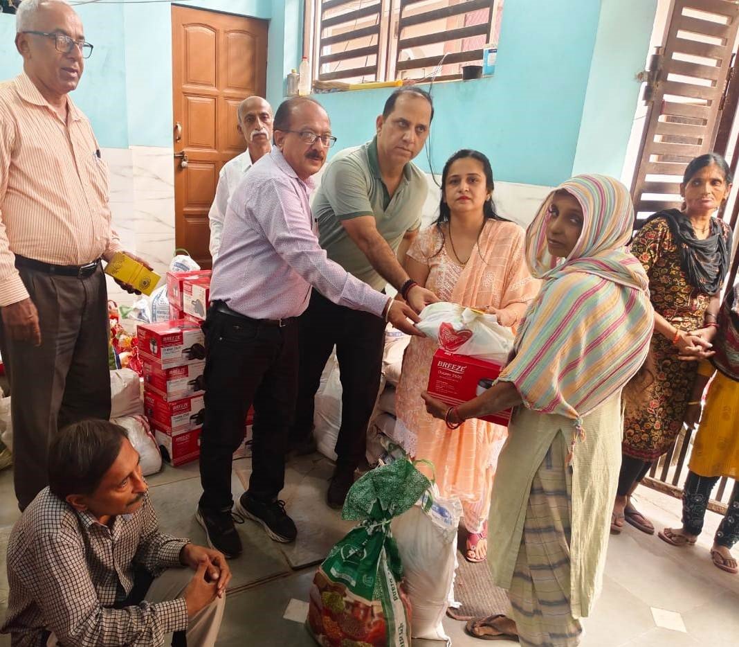 जरूरतमंद महिलाओं को उपहार भेंट किए