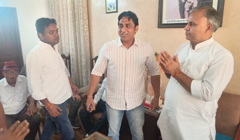 कांग्रेस प्रत्याशी विजय प्रताप ने कार्यकताओं से लिया मतदान का फीडबैक