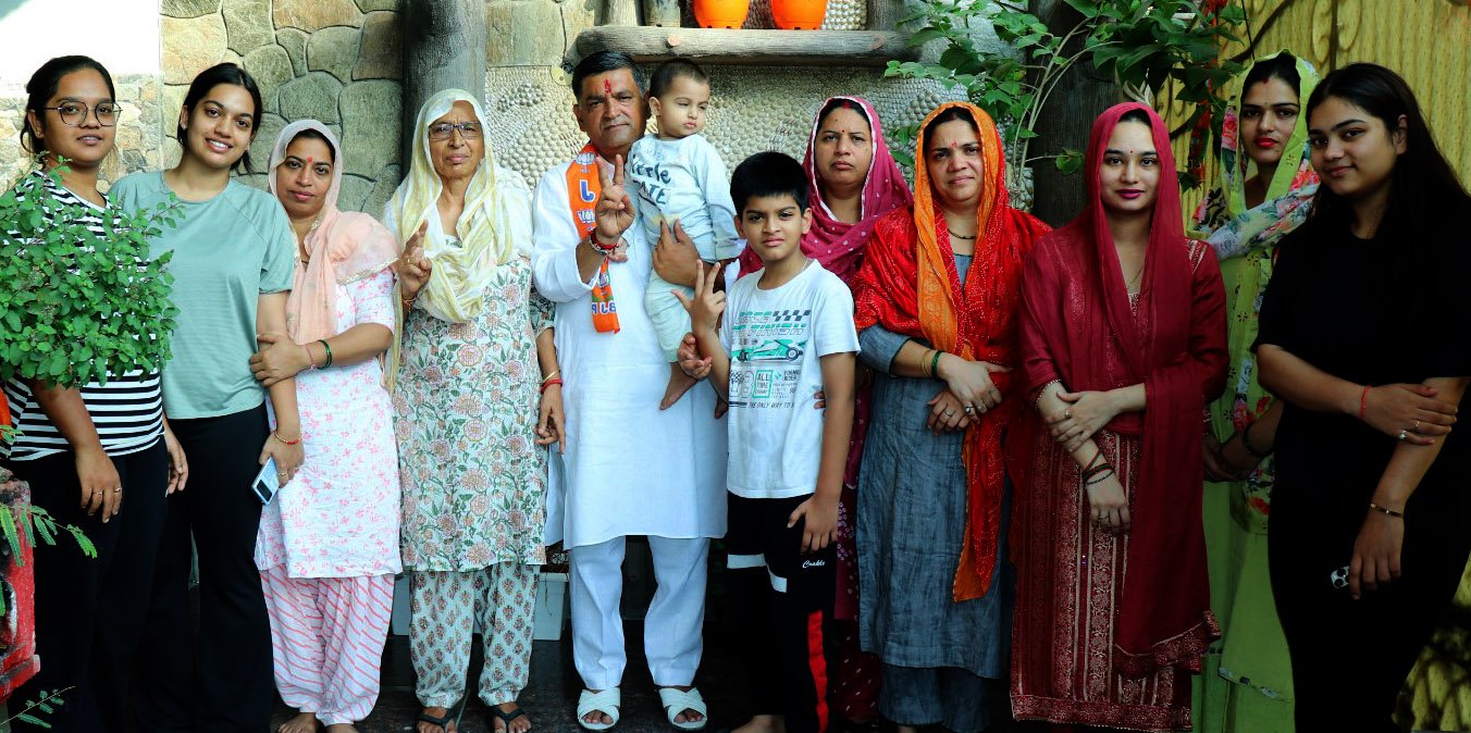 एनआईटी से भाजपा प्रत्याशी सतीश फागना ने परिवार सहित किया मतदान