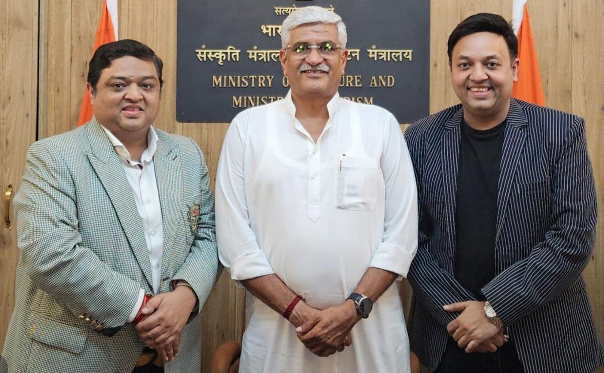 केंद्रीय मंत्री गजेंद्र सिंह शेखावत से मिले युवा उद्योगपति अल्फा अभिराशी ग्रुप के डायरेक्टर आशीष जैन व अभिषेक जैन, दीपावली की बधाई दी