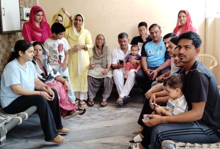 भाजपा प्रत्याशी सतीश फागना ने परिवार संग बिताया अपना समय