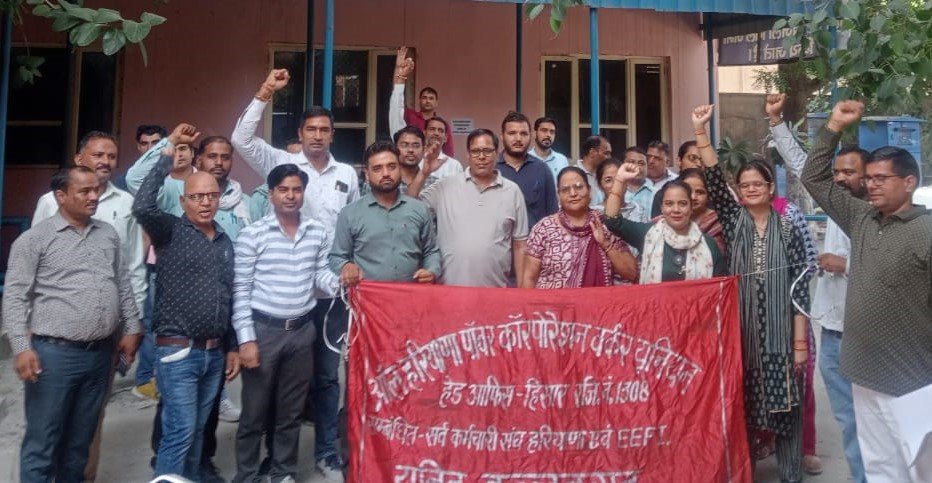 सरकार के तानाशाही रवैए के खिलाफ मंगलवार को बिजली कर्मचारियों ने सब डिवीजन में गेट मीटिंग का आयोजन किया और जमकर नारेबाजी की