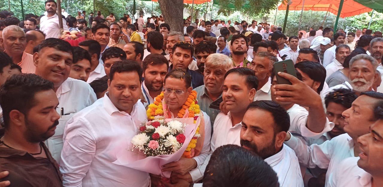 तिगांव विधानसभा क्षेत्र से दोबारा जीतने पर तिलपत के बाबा सूरदास मंदिर में ढोक लगाने पहुंचे विधायक राजेश नागर 