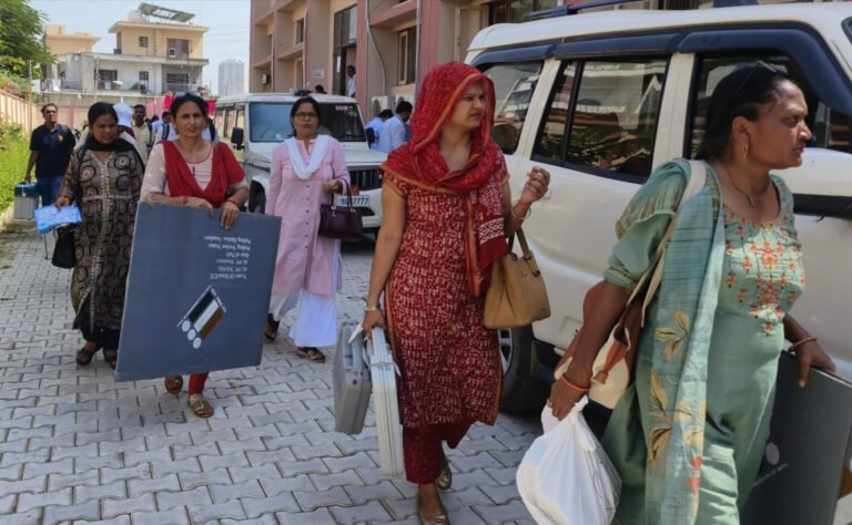 जिला के छह विधानसभा क्षेत्र में आज होगा मतदान,चुनाव सामग्री सहित बूथों पर रवाना हुई पोलिंग पार्टियां : जिला निर्वाचन अधिकारी