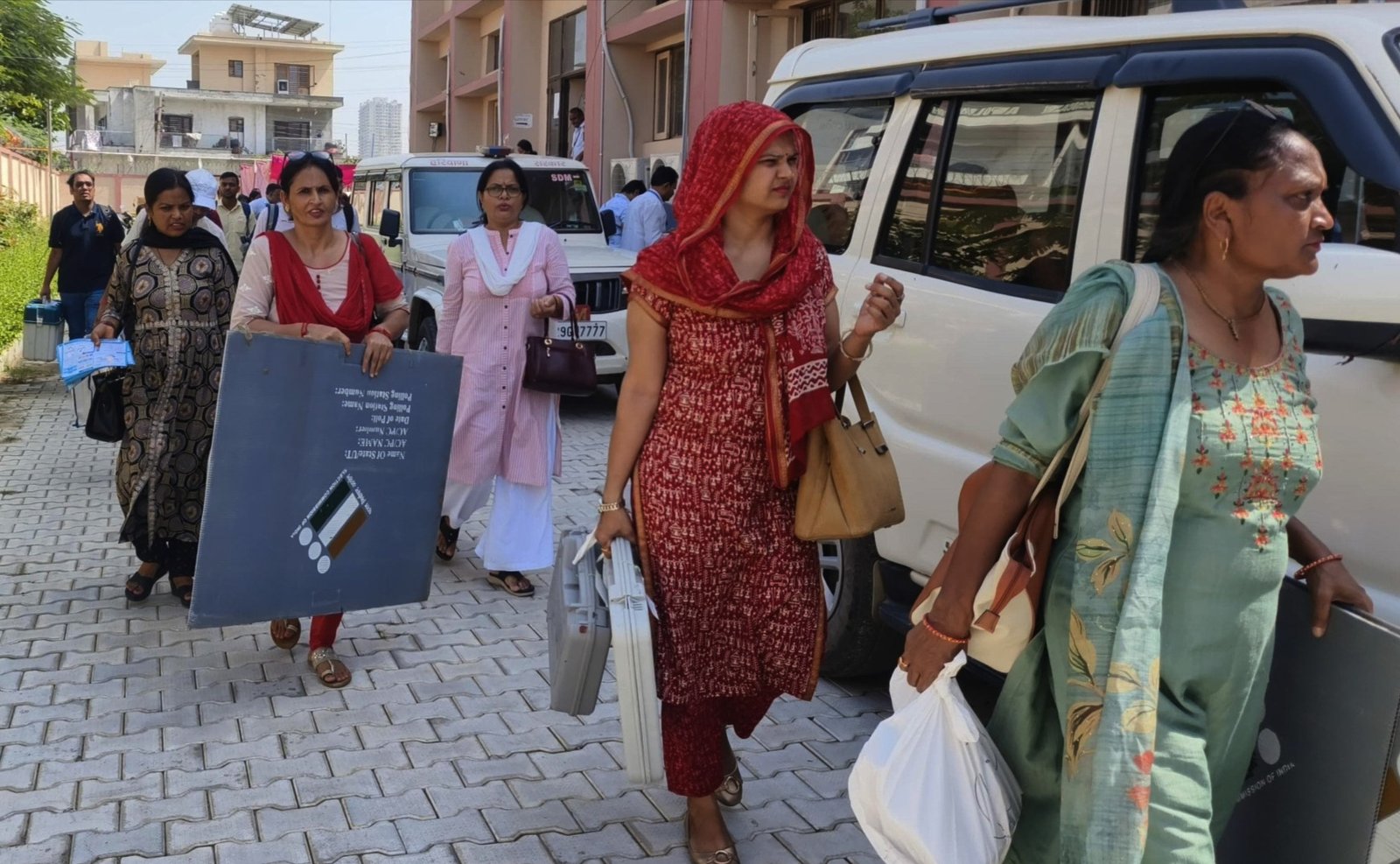 जिला के छह विधानसभा क्षेत्र में आज होगा मतदान,चुनाव सामग्री सहित बूथों पर रवाना हुई पोलिंग पार्टियां : जिला निर्वाचन अधिकारी