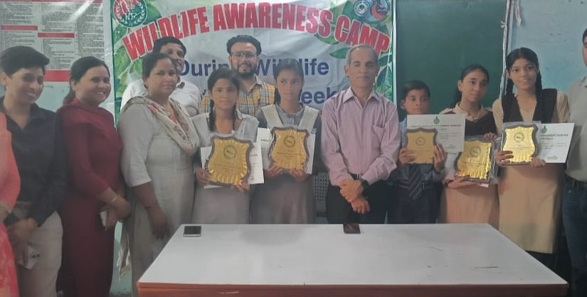 इको क्विज व पेंटिंग प्रतियोगिता पुरस्कार वितरण समारोह में सराय ख्वाजा विद्यालय से दिव्या और खुशी पुरस्कृत