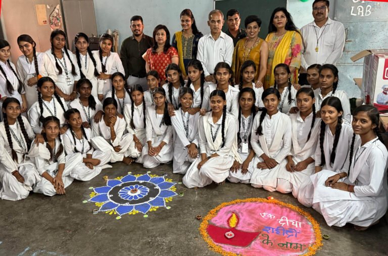 सराय ख्वाजा स्कूल में जेआरसी ने सजाई रंगोली और जलाया एक दीया शहीदों के नाम 