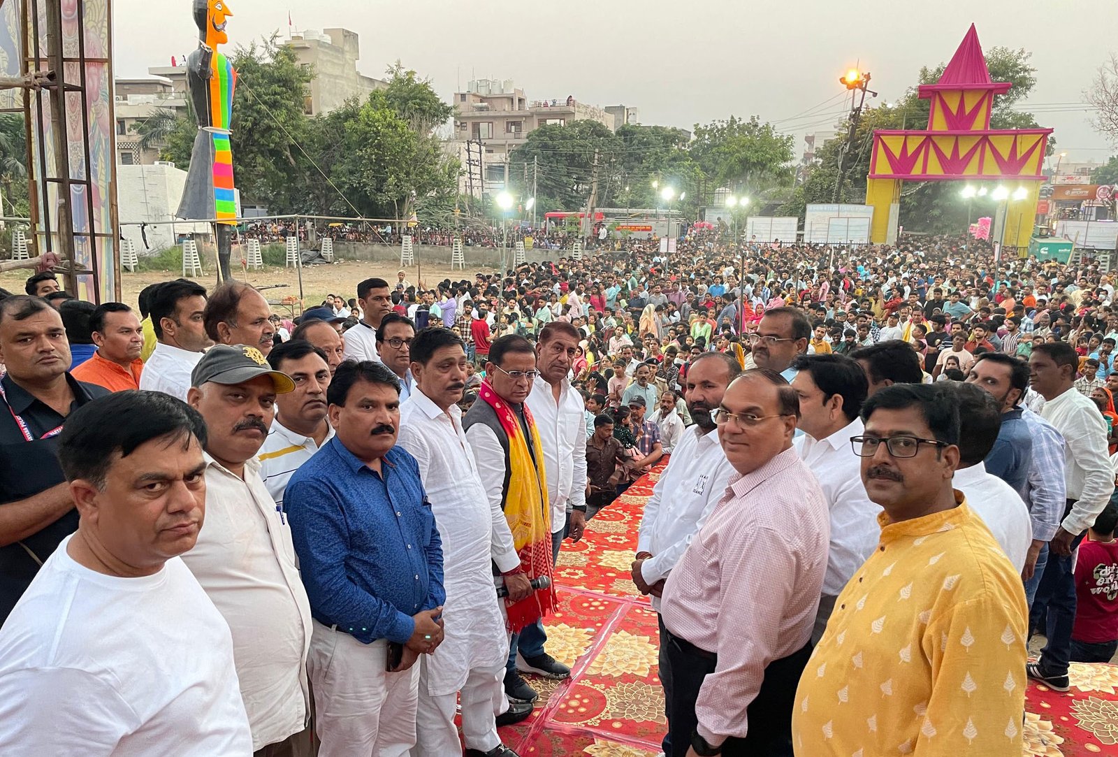 तिगांव के भाजपा विधायक राजेश नागर ने कई जगहों पर दशहरा कार्यक्रम में भागीदारी की और रावण के पुतले का दहन किया