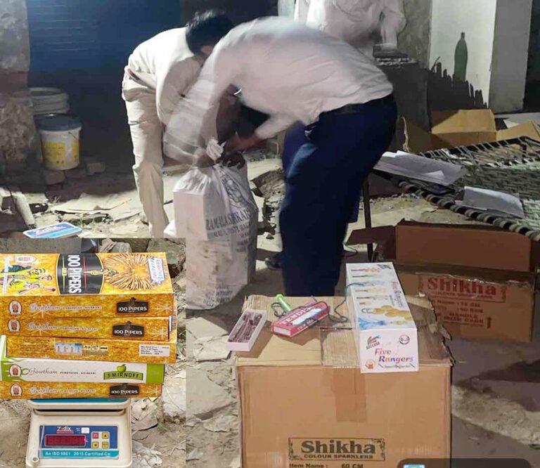 पटाखों के अवैध कारोबार करने वालों की खिलाफ सख्त कार्रवाई, प्रशासन द्वारा 92 किलो अवैध पटाखे जब्त : जिलाधीश विक्रम सिंह