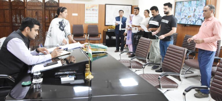 जिलाधीश विक्रम सिंह ने दिलाई 7 पाकिस्तानी नागरिकों को भारतीय नागरिकता की शपथ