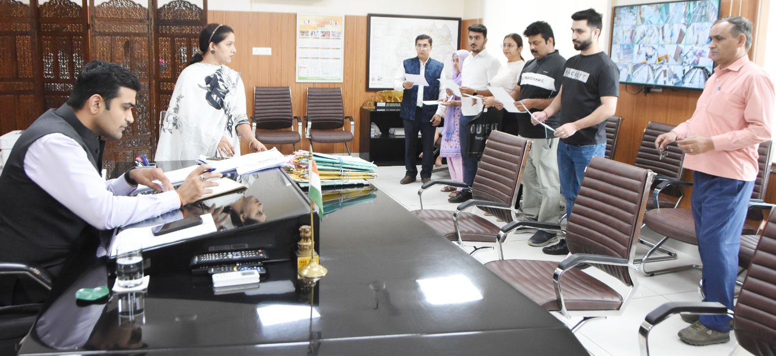 जिलाधीश विक्रम सिंह ने दिलाई 7 पाकिस्तानी नागरिकों को भारतीय नागरिकता की शपथ