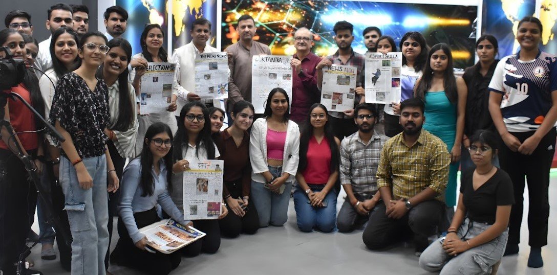 मीडिया विद्यार्थियों द्वारा तैयार साप्ताहिक हस्त निर्मित वॉल न्यूज़ पेपर का विमोचन