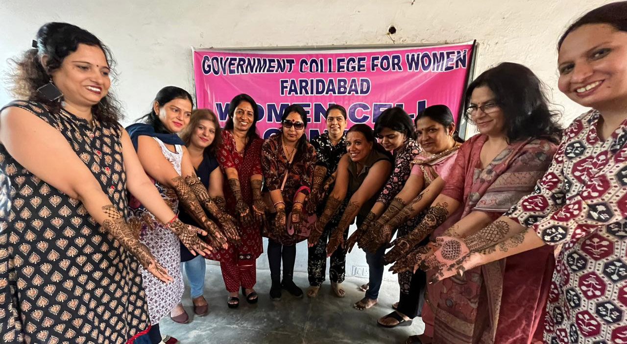 राजकीय महिला महाविद्यालय में “मेहंदी प्रतियोगिता” आयोजित की गयी 