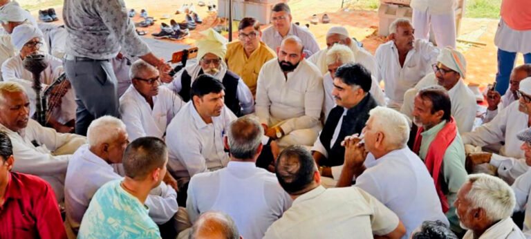 कट मंजूर होने पर राजकुमार वोहरा और बिजेंदर नेहरा ने ग्रामीणों को बधाई