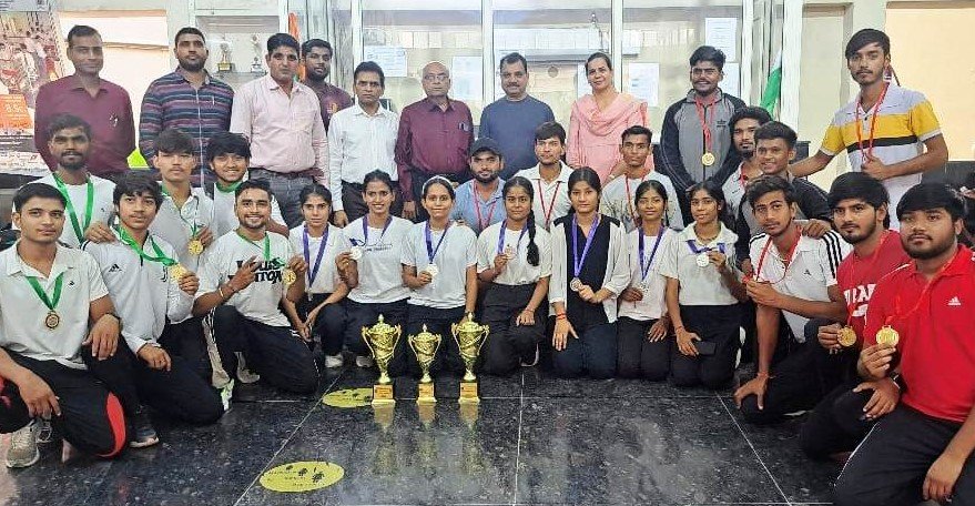 अग्रवाल कॉलेज में सॉफ्टबॉल और योग विजेताओं का हार्दिक अभिनंदन