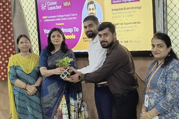 डीएवी शाताब्दी महाविद्यालय में यूथ क्लब द्वारा करियर काउंसलिंग सत्र