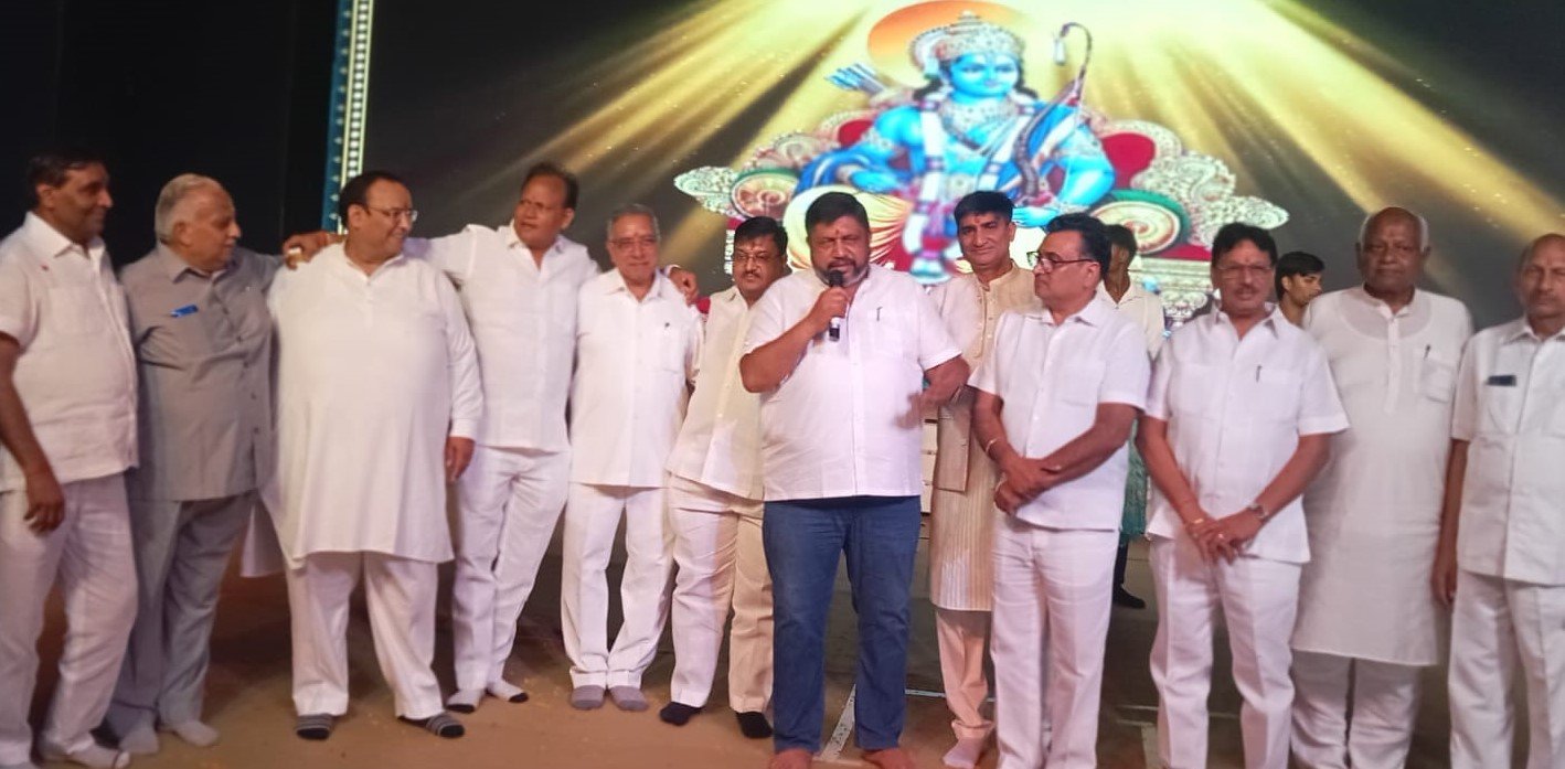 राम मंदिर की थीम पर बना तीन मंजिला नव श्री केशव रामलीला कमेटी का मंच लोगों के बीच रहा आकर्षण का केन्द्र