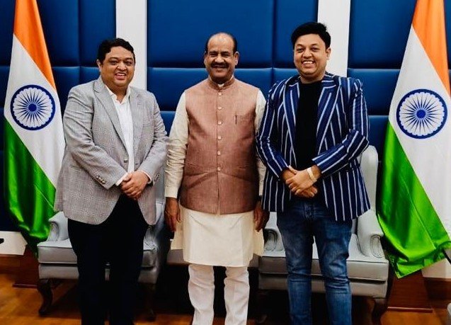 अल्फा अभिराशी ग्रुप के डायरेक्टर आशीष जैन व अभिषेक जैन ने लोकसभा स्पीकर ओम बिरला से मिलकर दीपावली की शुभकामनाए दी