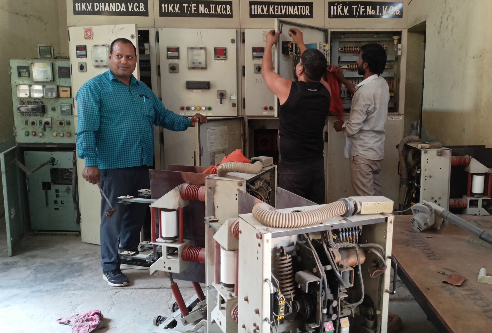 त्यौहारी सीजन को देखते हुए सब स्टेशन उपकरणों की सर्विस करने में लगे कर्मचारी: रवि दत्त शर्मा